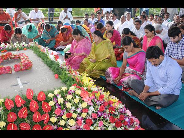 జగన్ కుటుంబ సభ్యులు ఇలా.... జగన్ కుటుంబ సభ్యులు ఇలా....