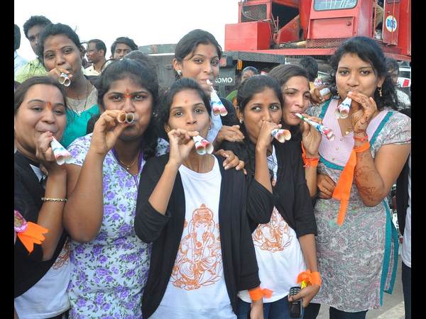 పీకలు ఊదుతూ సందడి పీకలు ఊదుతూ సందడి