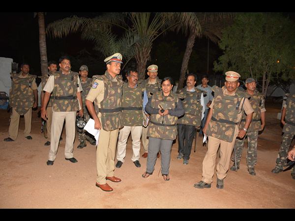 రాత్రంతా సోదాలు 