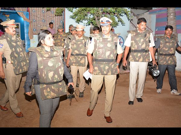 అప్రకటిత కర్ఫ్యూ మాదిరిగా..