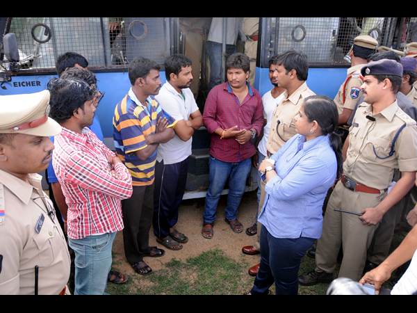 పాపిరెడ్డి కాలనీలో వాహనాలు