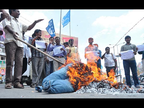 దిష్టిబొమ్మ దగ్ధం