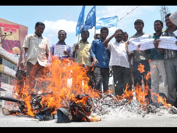 దాడికి నిరసనగా నినాదాలు