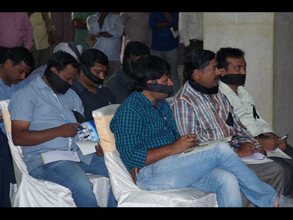 నల్లరిబ్బన్లతో జర్నలిస్టుల నిరసన