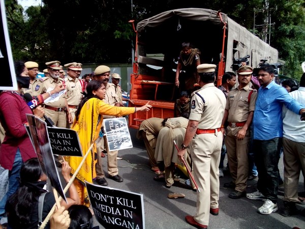 మహిళా జర్నలిస్టుల నిరసన