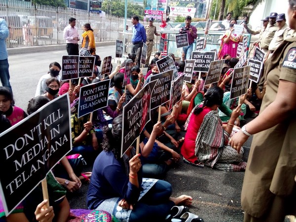 మహిళా జర్నలిస్టుల అరెస్టు