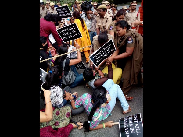 మహిళా జర్నలిస్టుల మండిపాటు