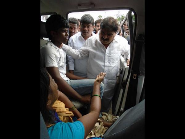 డ్రైవర్ భార్యను ఓదార్చిన మంత్రి