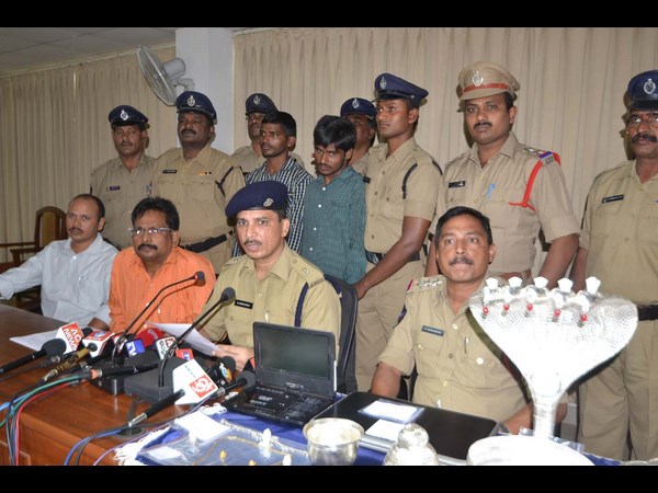 భారీగా గోల్డ్ స్వాధీనం, నేరస్తులు అరెస్టు 