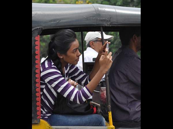 సెల్‌ఫోన్‌లో బంధిస్తున్న యువతి