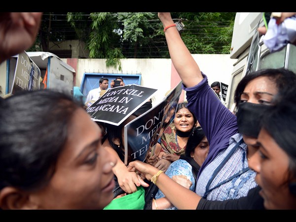 జర్నలిస్టులు