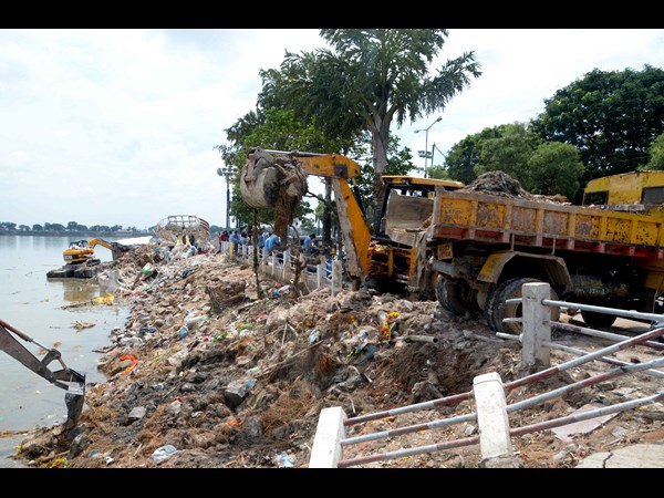 ట్యాంక్ బండ్ వద్ద క్లీనింగ్ కార్యక్రమంలో జీహెచ్‌ఎమ్‌సీ అధికారులు