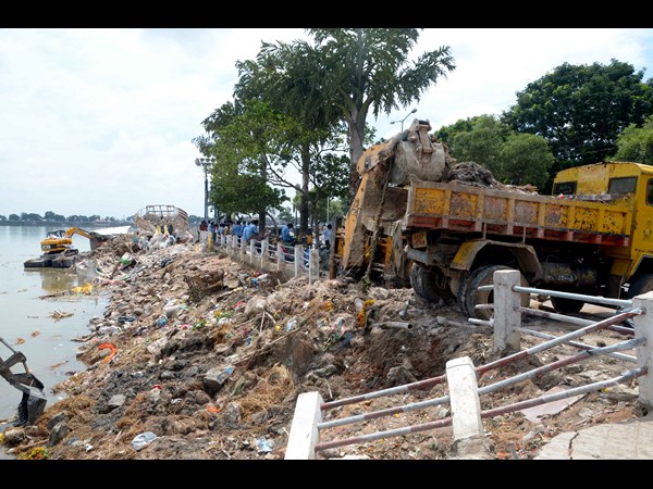 ట్యాంక్ బండ్ వద్ద క్లీనింగ్ కార్యక్రమంలో జీహెచ్‌ఎమ్‌సీ అధికారులు