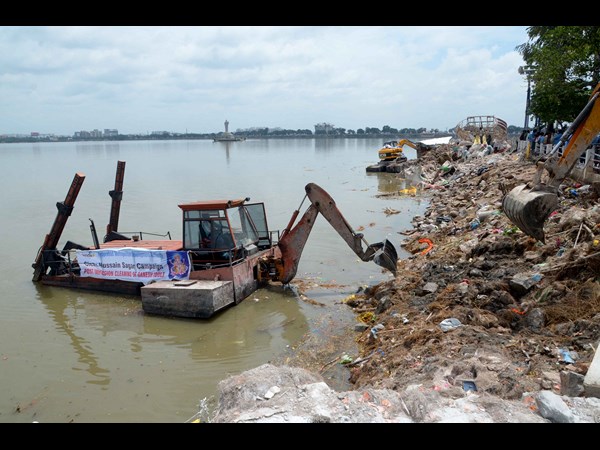 ట్యాంక్ బండ్ వద్ద క్లీనింగ్ కార్యక్రమంలో జీహెచ్‌ఎమ్‌సీ అధికారులు 