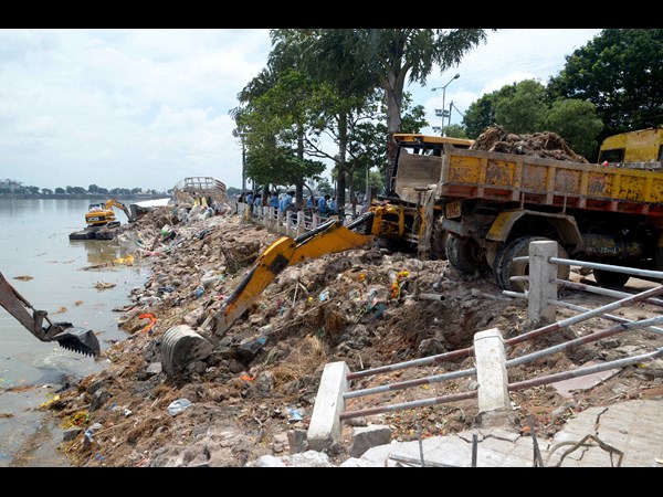 ట్యాంక్ బండ్ వద్ద క్లీనింగ్ కార్యక్రమంలో జీహెచ్‌ఎమ్‌సీ అధికారులు 