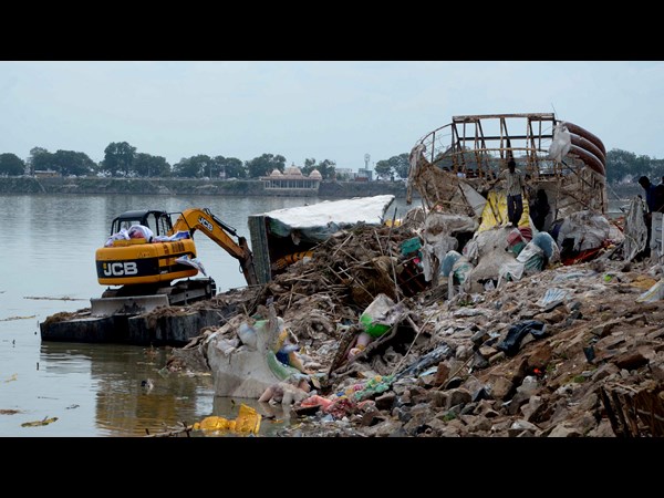 ట్యాంక్ బండ్ వద్ద క్లీనింగ్ కార్యక్రమంలో జీహెచ్‌ఎమ్‌సీ అధికారులు 