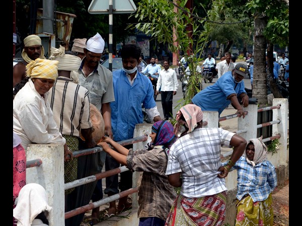 ట్యాంక్ బండ్ వద్ద క్లీనింగ్ కార్యక్రమంలో జీహెచ్‌ఎమ్‌సీ అధికారులు 