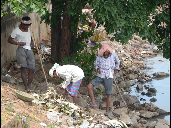 ట్యాంక్ బండ్ వద్ద క్లీనింగ్ కార్యక్రమంలో జీహెచ్‌ఎమ్‌సీ అధికారులు