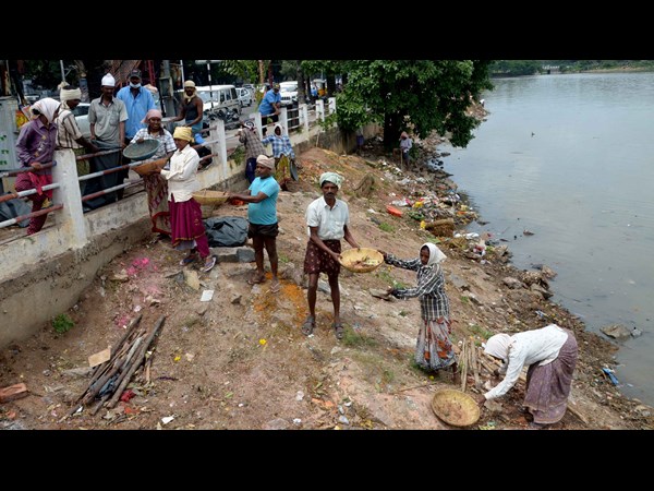 ట్యాంక్ బండ్ వద్ద క్లీనింగ్ కార్యక్రమంలో జీహెచ్‌ఎమ్‌సీ అధికారులు 