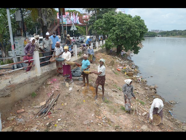 ట్యాంక్ బండ్ వద్ద క్లీనింగ్ కార్యక్రమంలో జీహెచ్‌ఎమ్‌సీ అధికారులు 