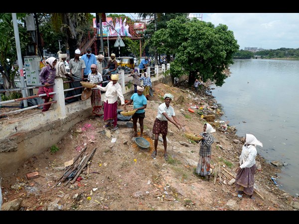 ట్యాంక్ బండ్ వద్ద క్లీనింగ్ కార్యక్రమంలో జీహెచ్‌ఎమ్‌సీ అధికారులు 