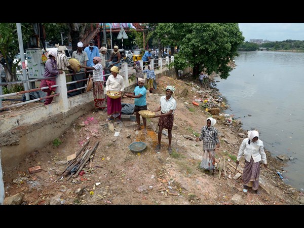 ట్యాంక్ బండ్ వద్ద క్లీనింగ్ కార్యక్రమంలో జీహెచ్‌ఎమ్‌సీ అధికారులు 