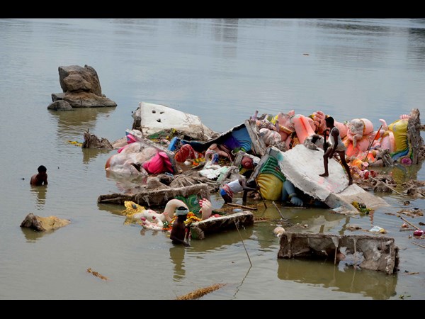 ట్యాంక్ బండ్ వద్ద క్లీనింగ్ కార్యక్రమంలో జీహెచ్‌ఎమ్‌సీ అధికారులు 