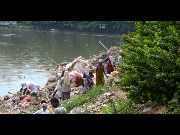 ట్యాంక్ బండ్ వద్ద క్లీనింగ్ కార్యక్రమంలో జీహెచ్‌ఎమ్‌సీ అధికారులు 