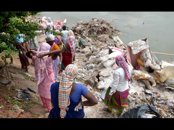 ట్యాంక్ బండ్ వద్ద క్లీనింగ్ కార్యక్రమంలో జీహెచ్‌ఎమ్‌సీ అధికారులు 