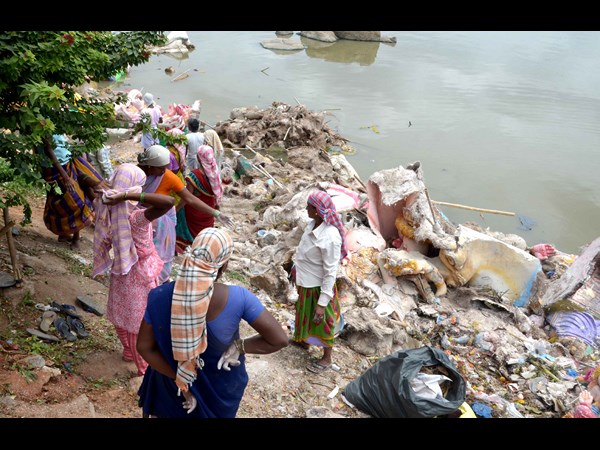 ట్యాంక్ బండ్ వద్ద క్లీనింగ్ కార్యక్రమంలో జీహెచ్‌ఎమ్‌సీ అధికారులు 