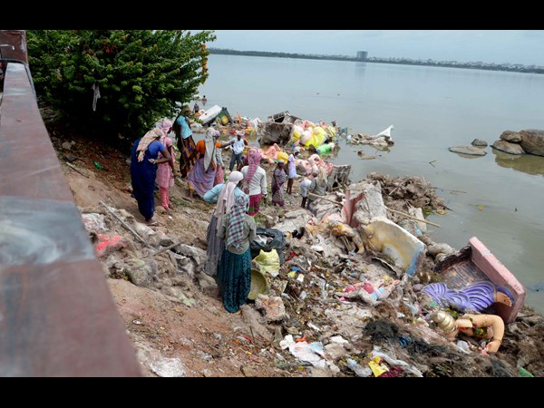 ట్యాంక్ బండ్ వద్ద క్లీనింగ్ కార్యక్రమంలో జీహెచ్‌ఎమ్‌సీ అధికారులు 