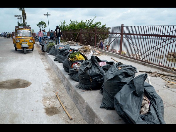 ట్యాంక్ బండ్ వద్ద క్లీనింగ్ కార్యక్రమంలో జీహెచ్‌ఎమ్‌సీ అధికారులు 