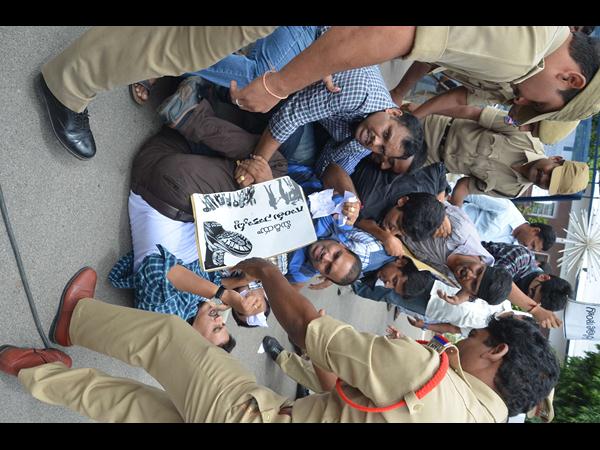 జర్నలిస్టుల నిరసన