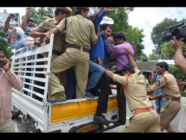 జర్నలిస్టుల నిరసన