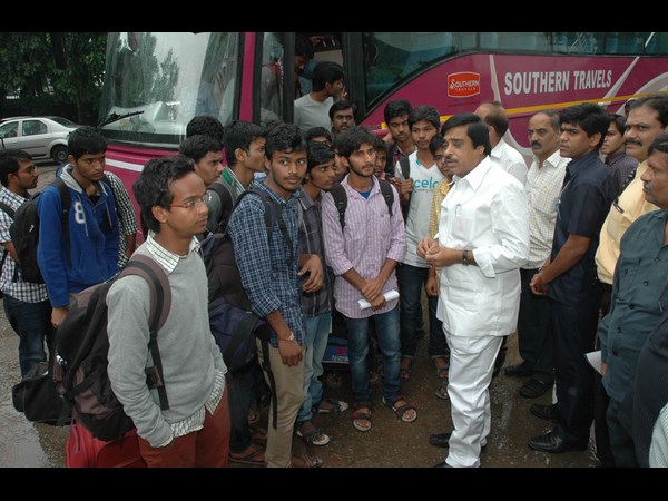 ఈ విద్యార్థులు బయటపడ్డారు..