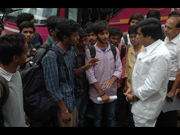 కంభంపాటితో విద్యార్థులు