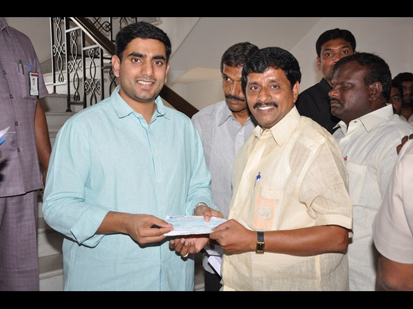 చెక్కు అందుకుంటూ లోకేష్