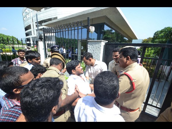 ధర్నాతో విప్రో ప్రతినిధులు..