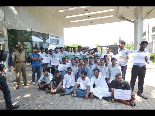ధర్నాలో వీరు..