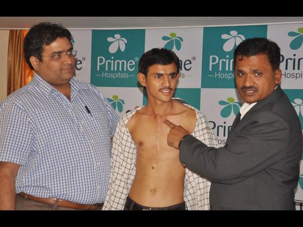 వైద్యులతో బాధితుడు