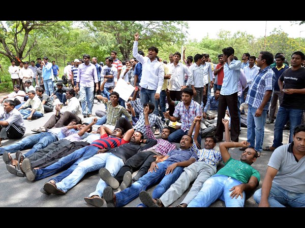 రోడ్డుకు అడ్డంగా... రోడ్డుకు అడ్డంగా...