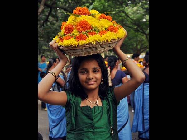 బతుకమ్మతో...