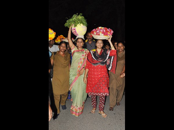 బోనమెత్తిన కవిత