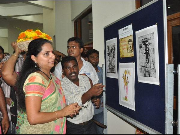 ప్రదర్శనను తిలకిస్తూ...