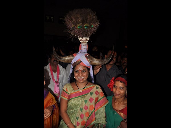 నెమలి కొమ్ములతో..