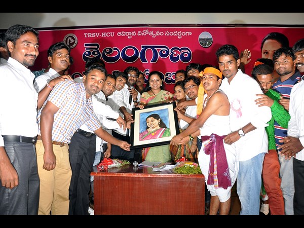 తన ఛాయాచిత్రాన్ని అందుకుంటూ...