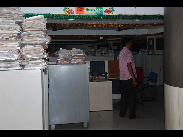 ముఖం చాటేస్తూ..