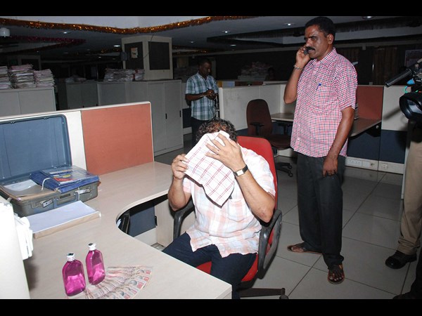 ముఖం చాటేస్తూ..