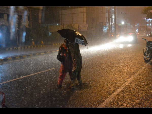 వర్షంలో యువతులు