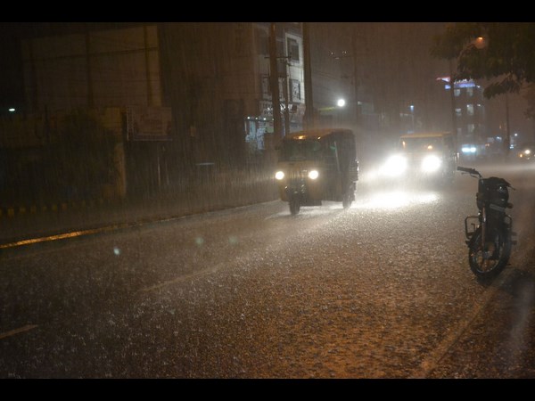 వర్షంలో యువతులు